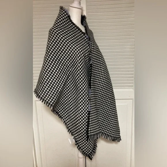 NWOT Tahari Acrylic Reversible Scarf OSFM - Picture 9 of 16